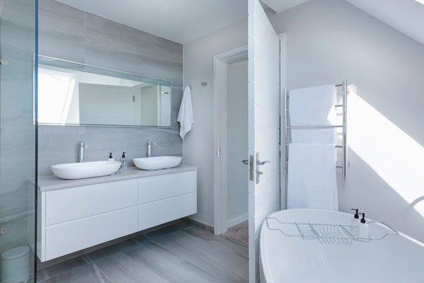 Modernes Badezimmer