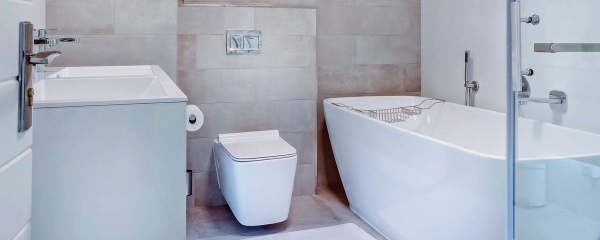 Modernes Bad mit Badewanne