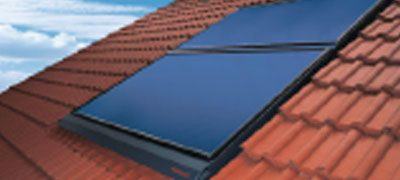 Solarkollektoren auf einem Ziegeldach