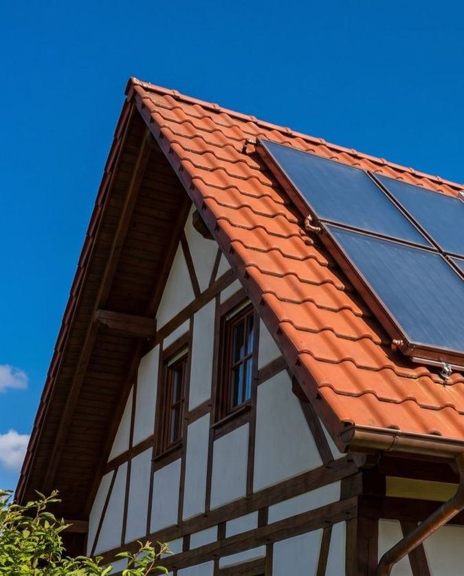 Solarkollektoren auf dem Ziegeldach eines Fachwerkhauses