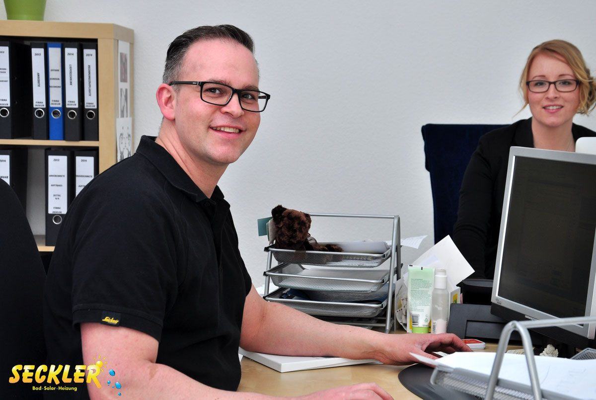 Daniel Oster, Geschäftsführer der Seckler Bad-Solar-Heizung GmbH, am Arbeitsplatz
