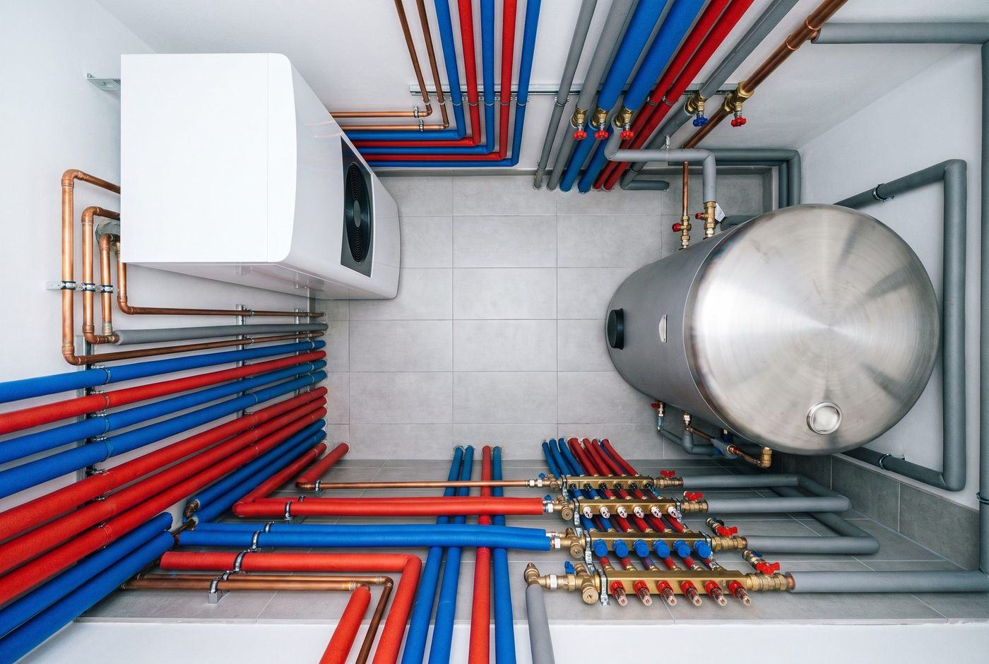 Technikraum von oben: Wärmepumpe, Speicher und Verteilung